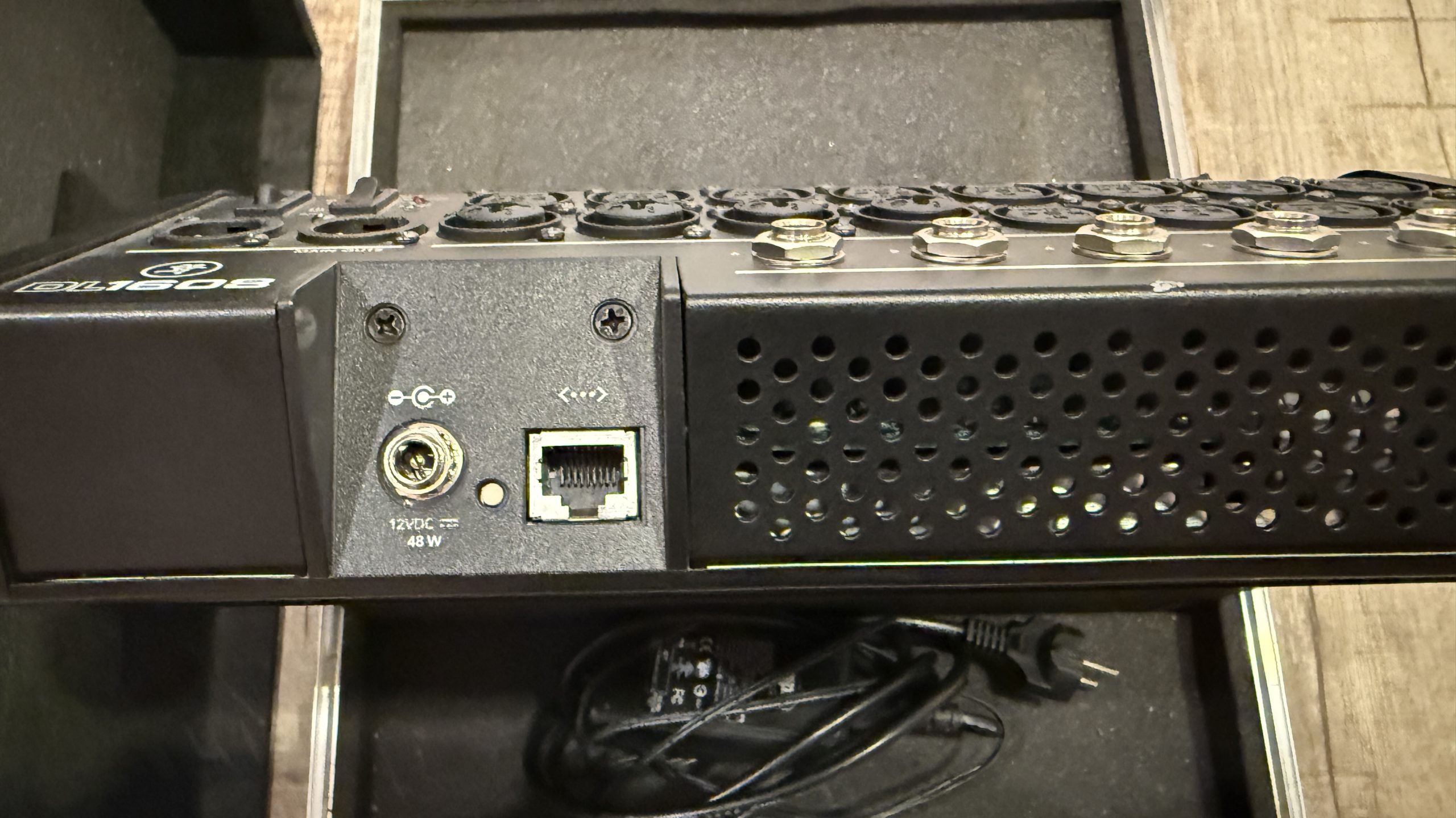 Mackie DL 1608 2