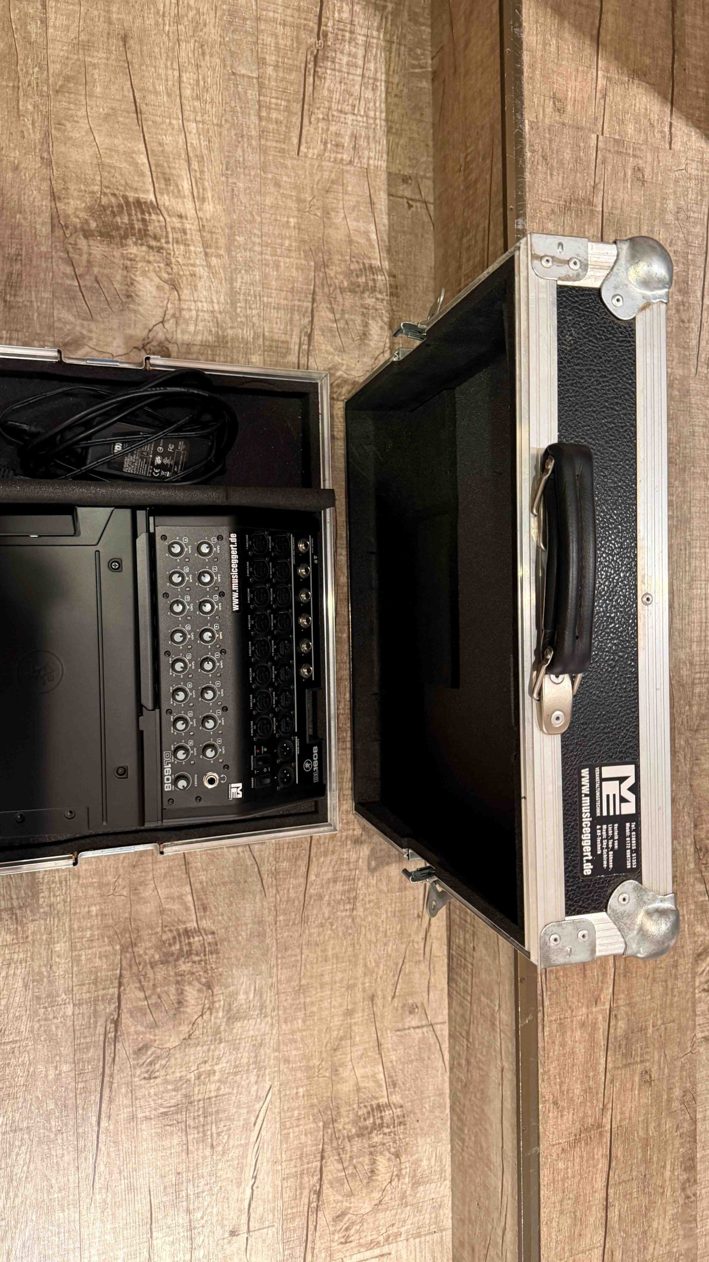 Mackie DL 1608 Neu 3